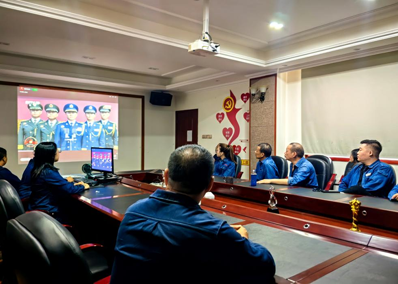 立博ladbrokes网站公司组织观看九三阅兵式,激发爱国热情(图3) 立博ladbrokes网站公司组织观看九三阅兵式,激发爱国热情(图3)