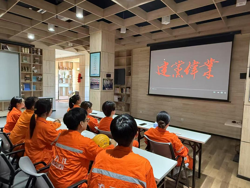 立博ladbrokes网站团总支开展“光影淬初心 荧幕铸党魂”观看红色影片活动(图1)